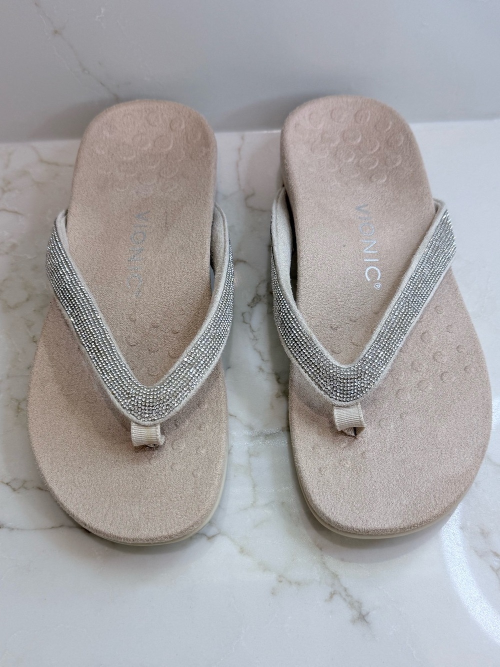 VIONIC Women's Dillon Shine Toe Post Sandal, Cream